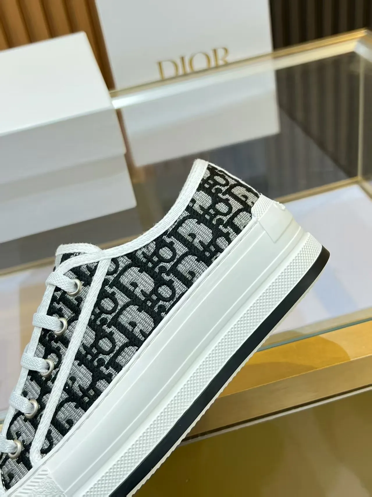 👟👟Ex-factory price 520👟👟 Walk‘n’Dior embroidered mid-top casual shoes are new in 2025. On the fashion stage, Dior embroidered shoes are the well-deserved protagonist. Delicate stitching is used on the upper, every stitch is devoted to the craftsman's efforts, and every thread is woven with artistic poetry. From complex floral patterns to smart geometric textures, embroidery is like the magic that gives shoes life, allowing them to show dynamic beauty even in static conditions.   Wearing Dior embroidered shoes feels like stepping into a dream world full of art. It is not only a pair of shoes, but also a walking piece of art that perfectly integrates fashion and culture. Whether you are strolling on the bustling city streets or attending important social occasions, Dior embroidered shoes can add unique charm to your style and become the focus of everyone's attention.   Choosing Dior embroidered shoes means choosing a persistent pursuit of quality and a unique understanding of fashion. Let it accompany you through every wonderful moment and leave your own fashion mark.  Material: Sheepskin lining, feet, silk cowhide, size 35-41, heel height 5cm
